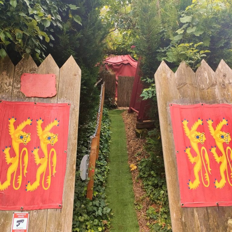 Hébergement insolite près du zoo de Beauval et des châteaux de la Loire, camping insolite médiéval à 20 minutes de Beauval, gite insolite ouvert toute l'année.